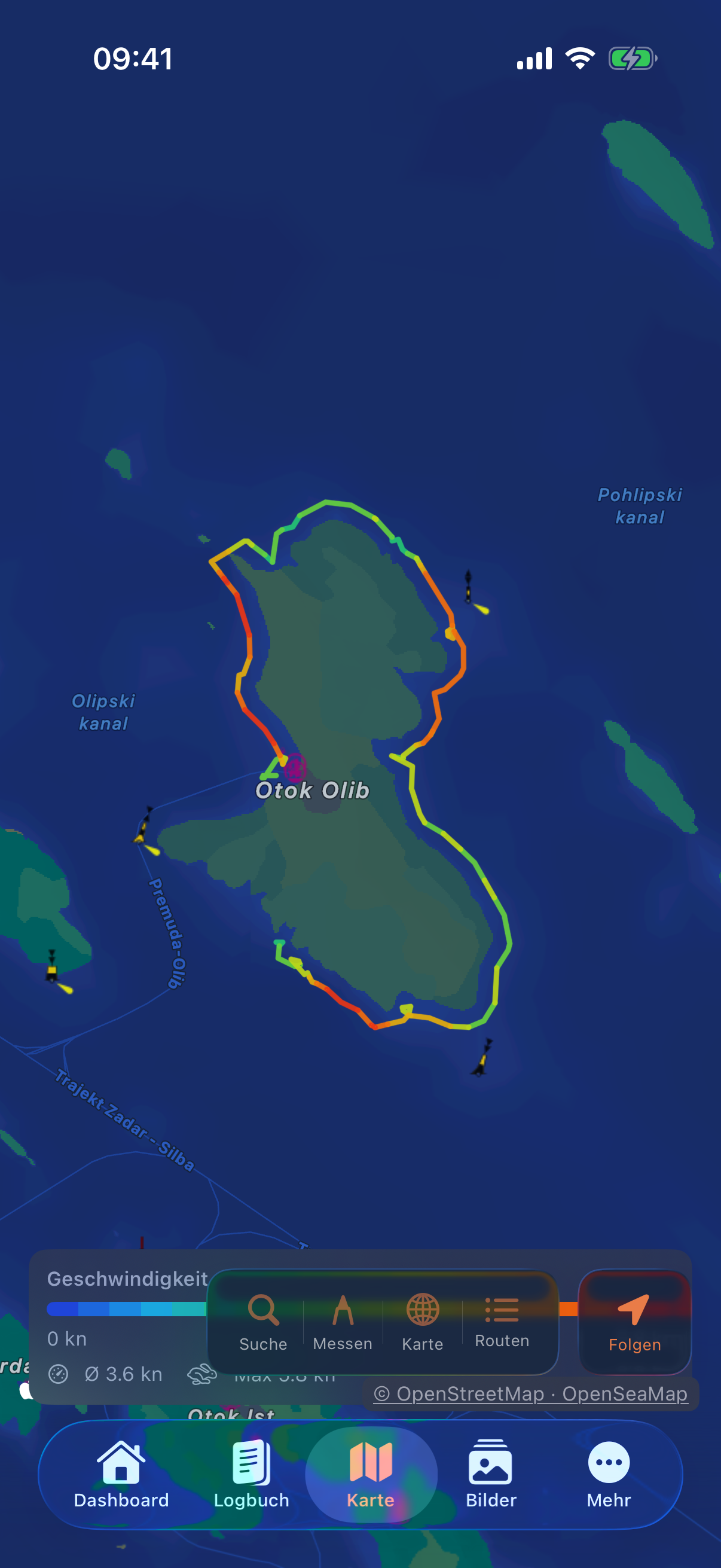 Seekarten-Ansicht in Nautly: OpenSeaMap-Seekarte mit Tonnen und Seezeichen rund um die kroatische Insel Olib, darauf die aufgezeichnete Törn-Spur in einem Geschwindigkeits-Farbverlauf von Rot über Gelb zu Grün.